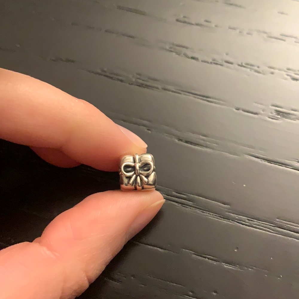 Pandora present charm